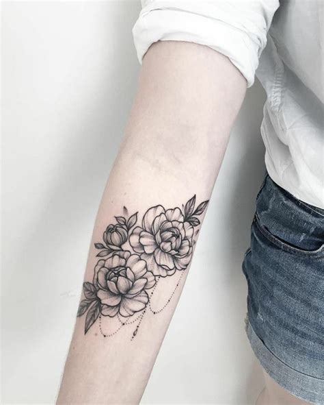 tatuaggio fiori braccio femminile|Tatuaggi fiori – quale scegliere e quali sono i loro。